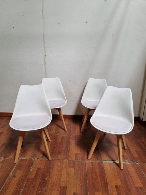 Juego de 4 Sillas Blancas con Asiento Acolchado y Patas de Madera Clara