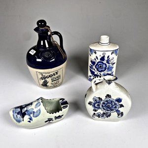Lote siguiente: Lote de 4 piezas de cerámica estilo Delft: zapato, jarrita, perfumero y porrón de whisky
