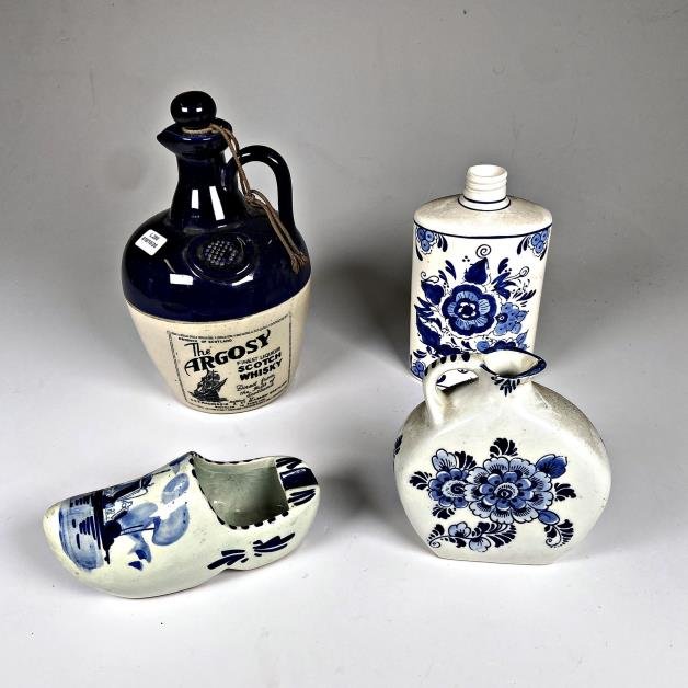 Lote de 4 piezas de cerámica estilo Delft: zapato, jarrita, perfumero y porrón de whisky