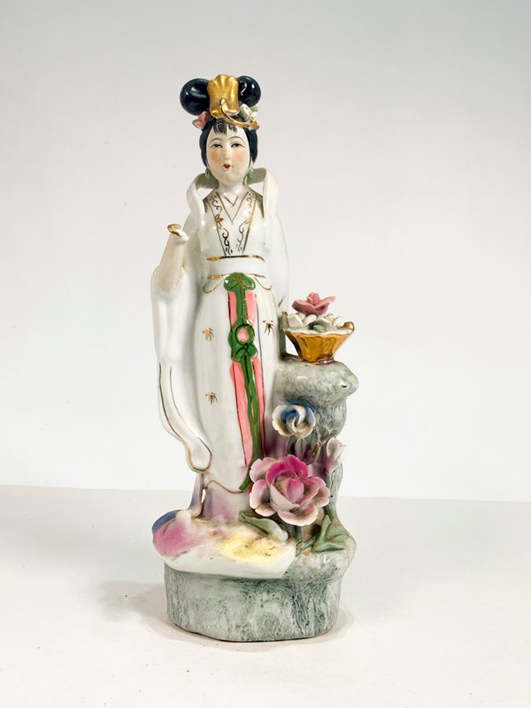 Lote anterior: Figura en loza de dama oriental con flores rococo
