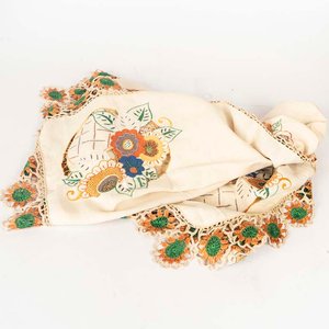 Lote anterior: Mantel de té beige con bordado floral y puntilla colorida 120x120 cm