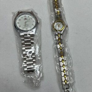 Lote siguiente: Par de Relojes de Pulsera: Dama y Caballero, Nuevos