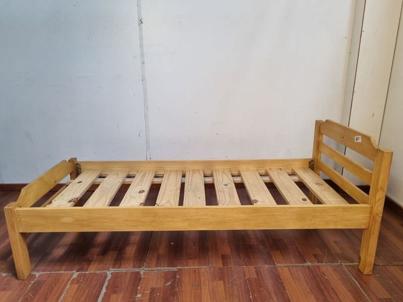 Cama de madera antigua con estructura y tablas