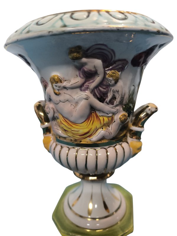 Jarrón Capodimonte con relieve de escenas mitológicas - imagen 3