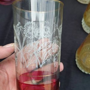 Juego de Vasos Variados con Diseños Florales y Bordes Dorados - imagen 2