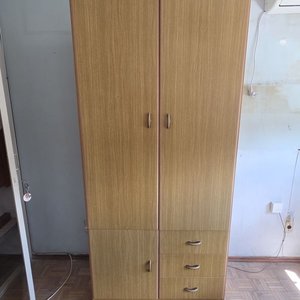 Ropero moderno de madera con cajones - imagen 3