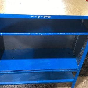 Lote siguiente: Estantería Metálica Azul con Divisiones y Tapa de Madera