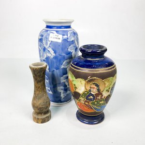 Lote siguiente: Tres Floreros de Porcelana y Cerámica con Diseños Distintivos