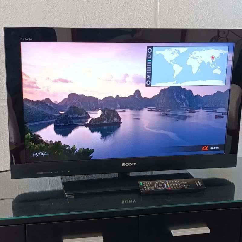 Lote siguiente: TV LED Sony Bravia de 32 pulgadas con base y control remoto