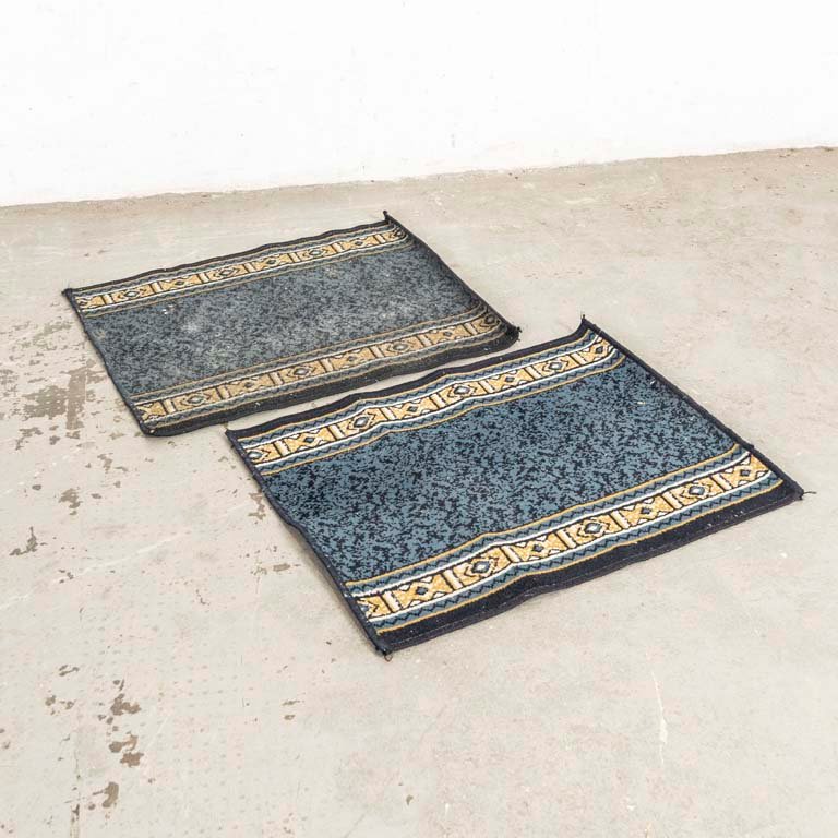 Lote siguiente: Alfombras acrílicas azules con detalles y manchas