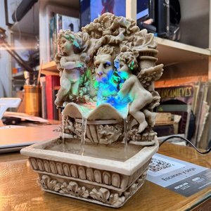 Fuente Ornamental de Sobremesa con Figuras y Luces LED - imagen 4