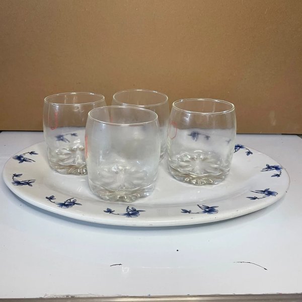 Fuente de Loza con Flores Azules y 4 Vasos para Whisky
