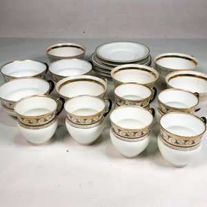 Juego de 19 Tazas de Porcelana con Dorado y Platitos - imagen 2