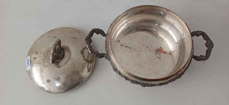 Centro de mesa con tapa ribeteada y agarraderas de plata trabajada - imagen 2