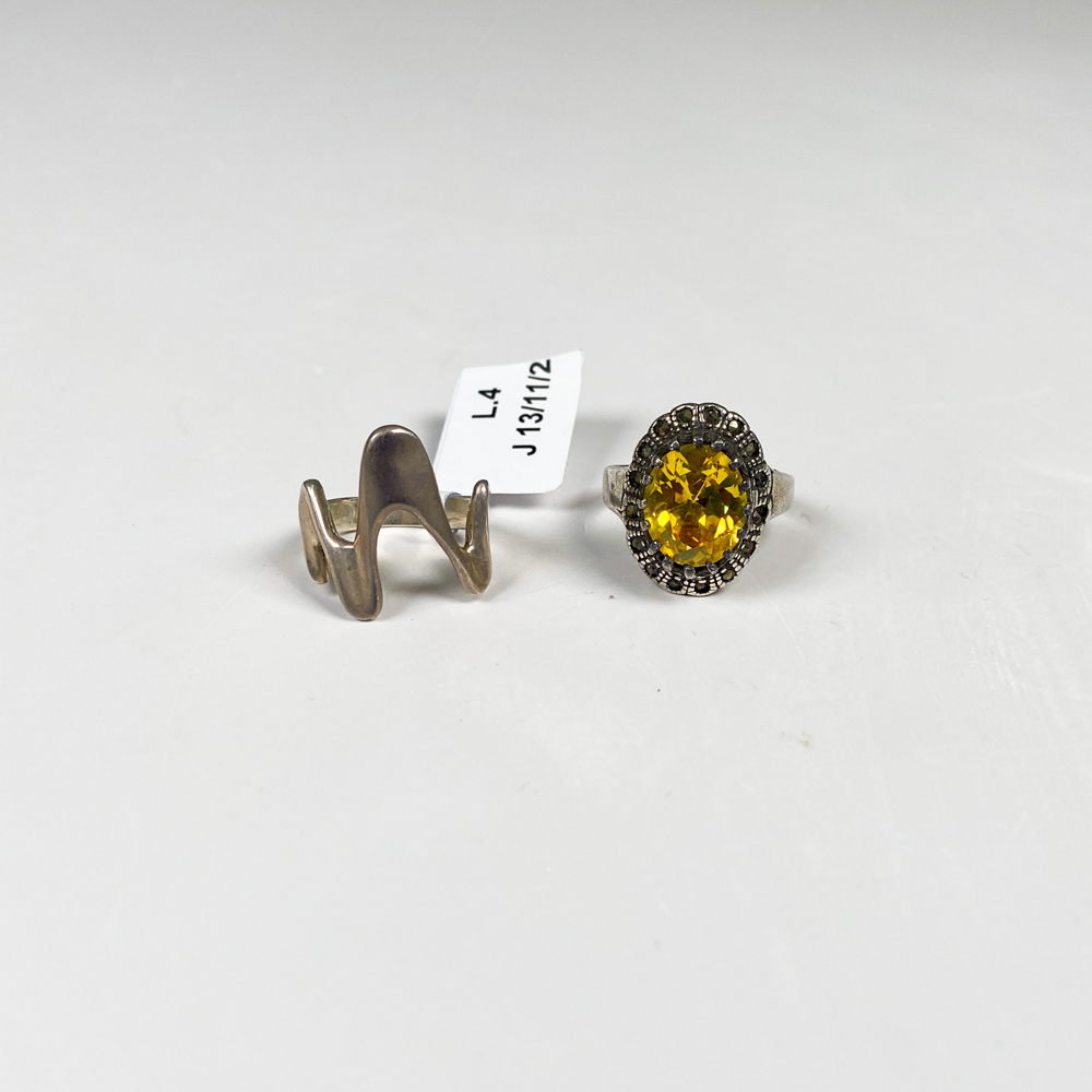 Anillos de plata con piedra y diseño simple