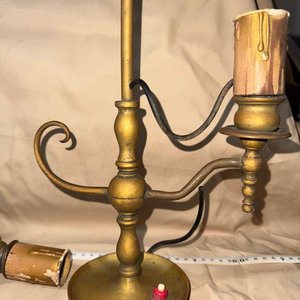 Lámpara Antigua de Mesa Estilo Candelabro de Dos Luces en Latón - imagen 4
