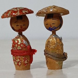 Lote anterior: 2 Muñecas Kokeshi Japonesas Creativas de Madera con Sombreros Kasa