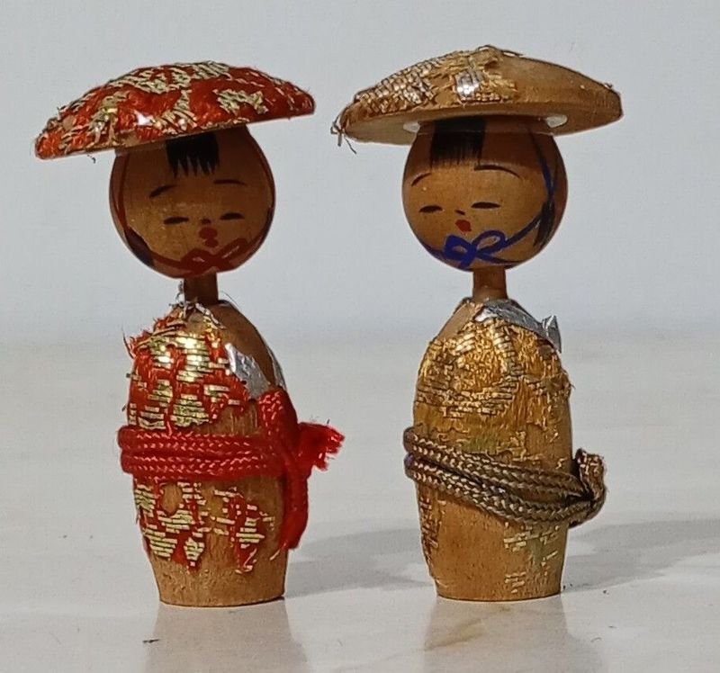2 Muñecas Kokeshi Japonesas Creativas de Madera con Sombreros Kasa