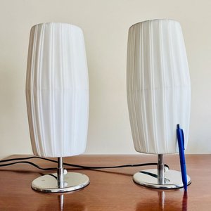 Juego de 2 Lámparas de Mesa Blancas con Base Cromada - imagen 3