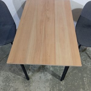 Juego de Comedor: Mesa de Madera Clara con Patas de Metal y 2 Sillas Grises - imagen 5