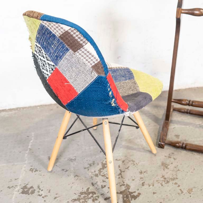 Silla Eames y Despojador de Pino con Detalles en el Lustre - imagen 3
