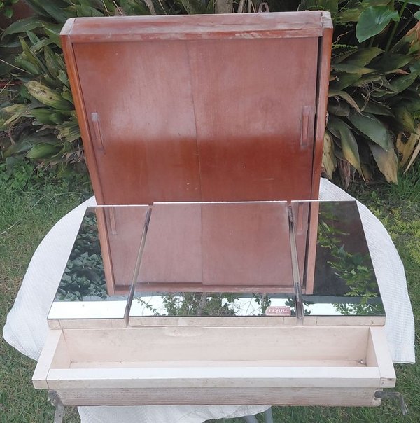 Botiquín de Madera con Espejos y Estantes
