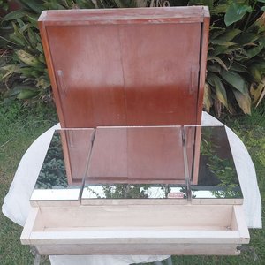 Lote siguiente: Botiquín de Madera con Espejos y Estantes