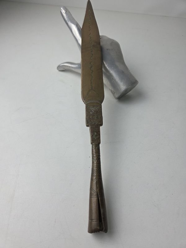 Antigua punta de lanza en bronce con gran trabajo artesanal - imagen 5