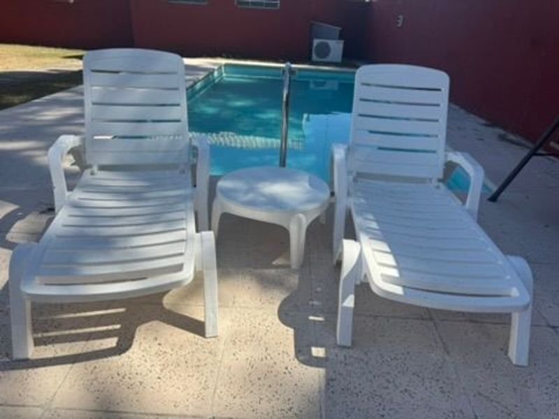 Lote anterior: Par de reposeras con mesa lateral en PVC