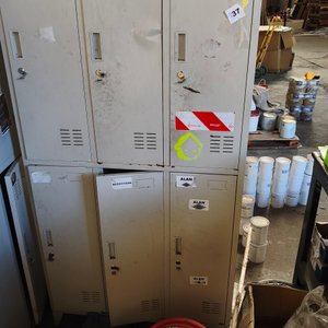 Armario Metálico Tipo Locker Gris con Puertas y Rejillas - imagen 2