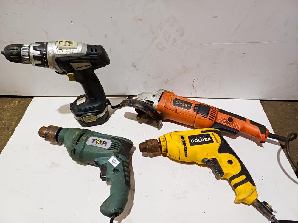 Lote de 4 Herramientas Eléctricas: 3 Taladros y 1 Amoladora