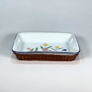 Lote siguiente: Fuente Rectangular de Losa Blanca con Flores y Soporte de Ratán