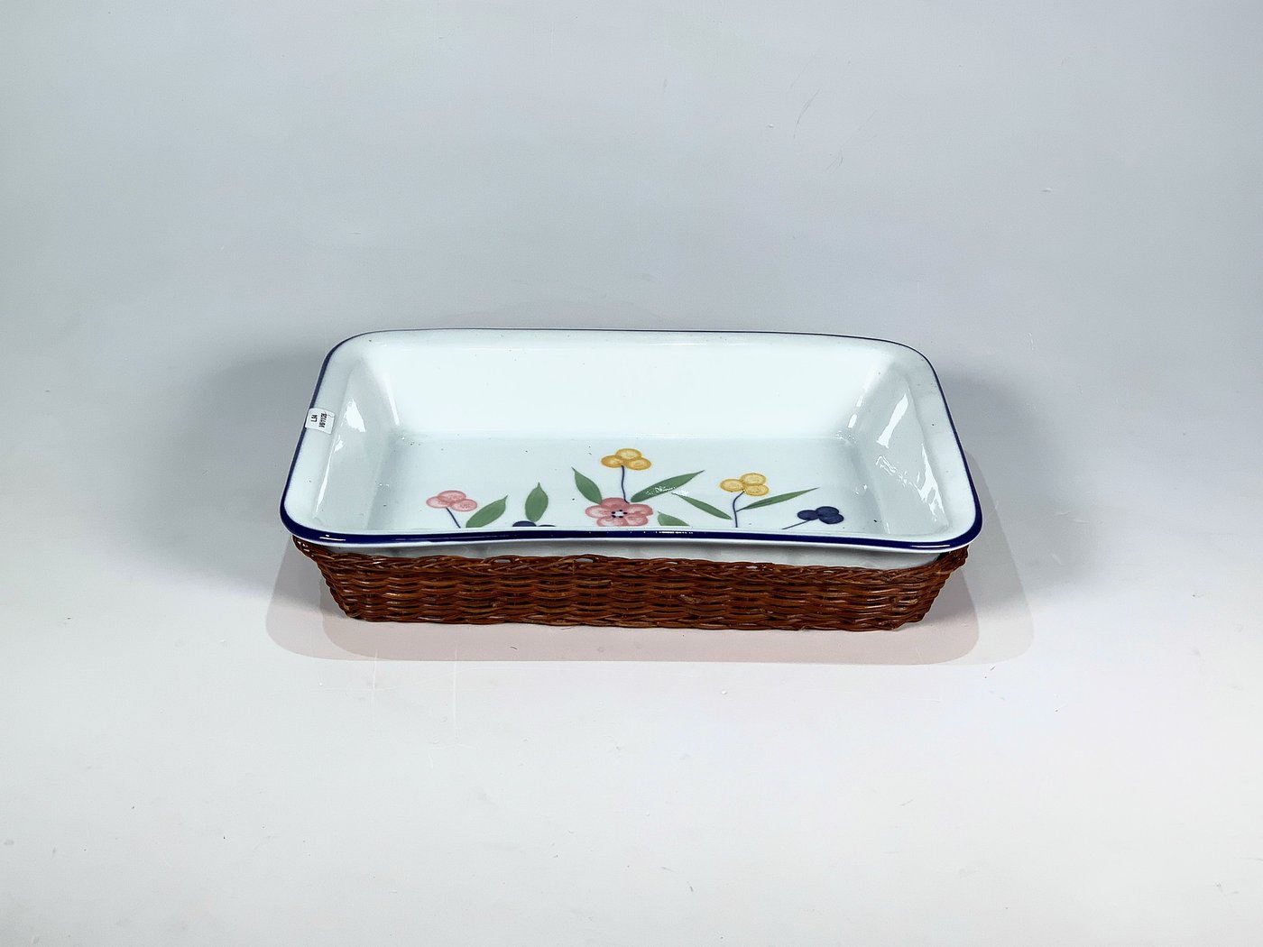 Fuente Rectangular de Losa Blanca con Flores y Soporte de Ratán
