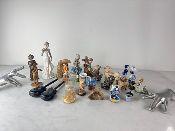 Lote siguiente: Colección de Figuritas Cerámicas con Orígenes Culturales Diversos