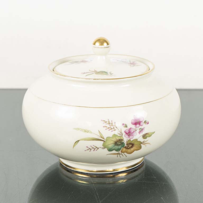 Lote siguiente: Bombonera de porcelana Rosenthal, fondo beige con flores - Medidas: 14x11cm