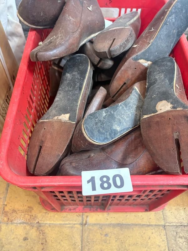 Lote de 30 Hormas Antiguas para Calzado en Madera