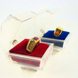 Dos Anillos Dorados, Uno con Piedra Roja y Otro con Diseño Geométrico - imagen 3