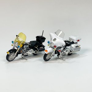 Lote anterior: Dos Maquetas de Motocicletas Harley Davidson de Policía Maisto
