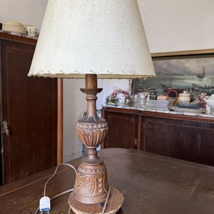 Lámpara de Mesa Antigua con Base de Madera Tallada y Pantalla de Tela - imagen 1