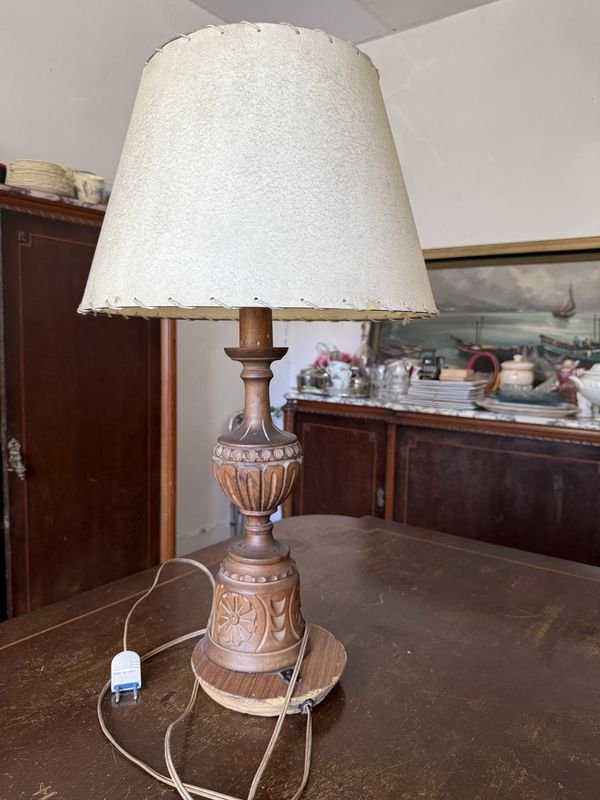 Lámpara de Mesa Antigua con Base de Madera Tallada y Pantalla de Tela