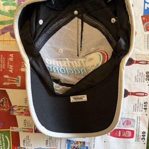 Lote de 7 Gorras con Temáticas Variadas: Turismo, Marcas y Uruguay - imagen 2