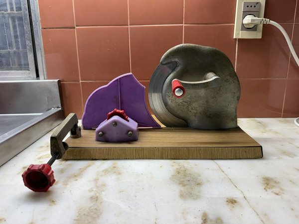 Rebanadora Manual de Mesa con Base de Madera y Cuchilla Metálica - imagen 1