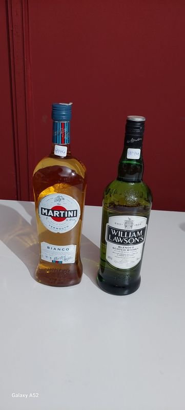 Lote anterior: Bottles de whisky y Martini