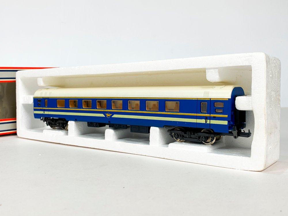 Vagon de tren azul y blanco a escala - imagen 2