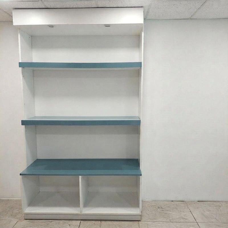 Estantería de comercio con luces arriba con 2 estantes removibles y capacidad de hasta 8 estantes