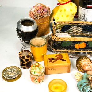 Lote Variado: Mate, Lata, Canastos, Figuras y Adornos Decorativos - imagen 3