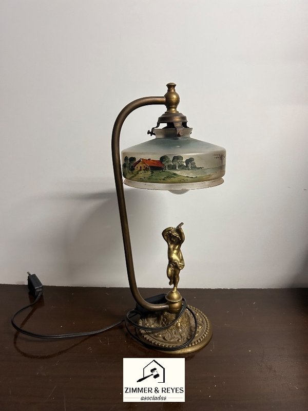 Lámpara de mesa antigua con figura de querubín y paisaje pintado - imagen 1
