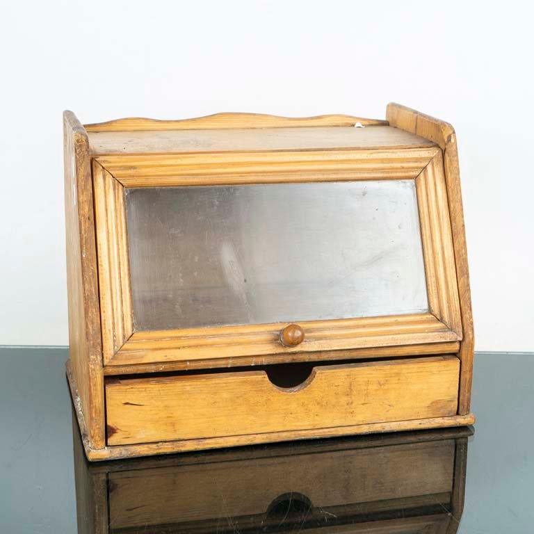 Lote siguiente: Caja antigua de madera con detalles