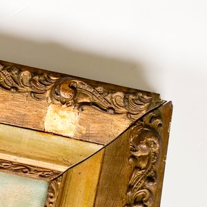Cuadro al óleo sobre tela: Pareja con niño y figura religiosa, marco de madera dorado - imagen 5