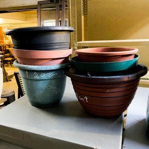 Siete piezas: seis macetas de pvc diferentes colores y maceta de metal color verde - imagen 3